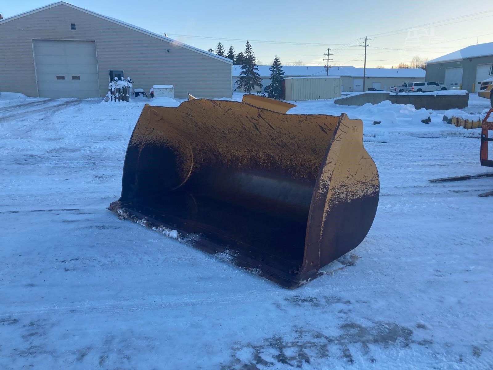 Heavy equipment attachments and buckets